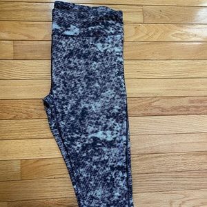 UNDER ARMOUR black & white Heatgear Capri L